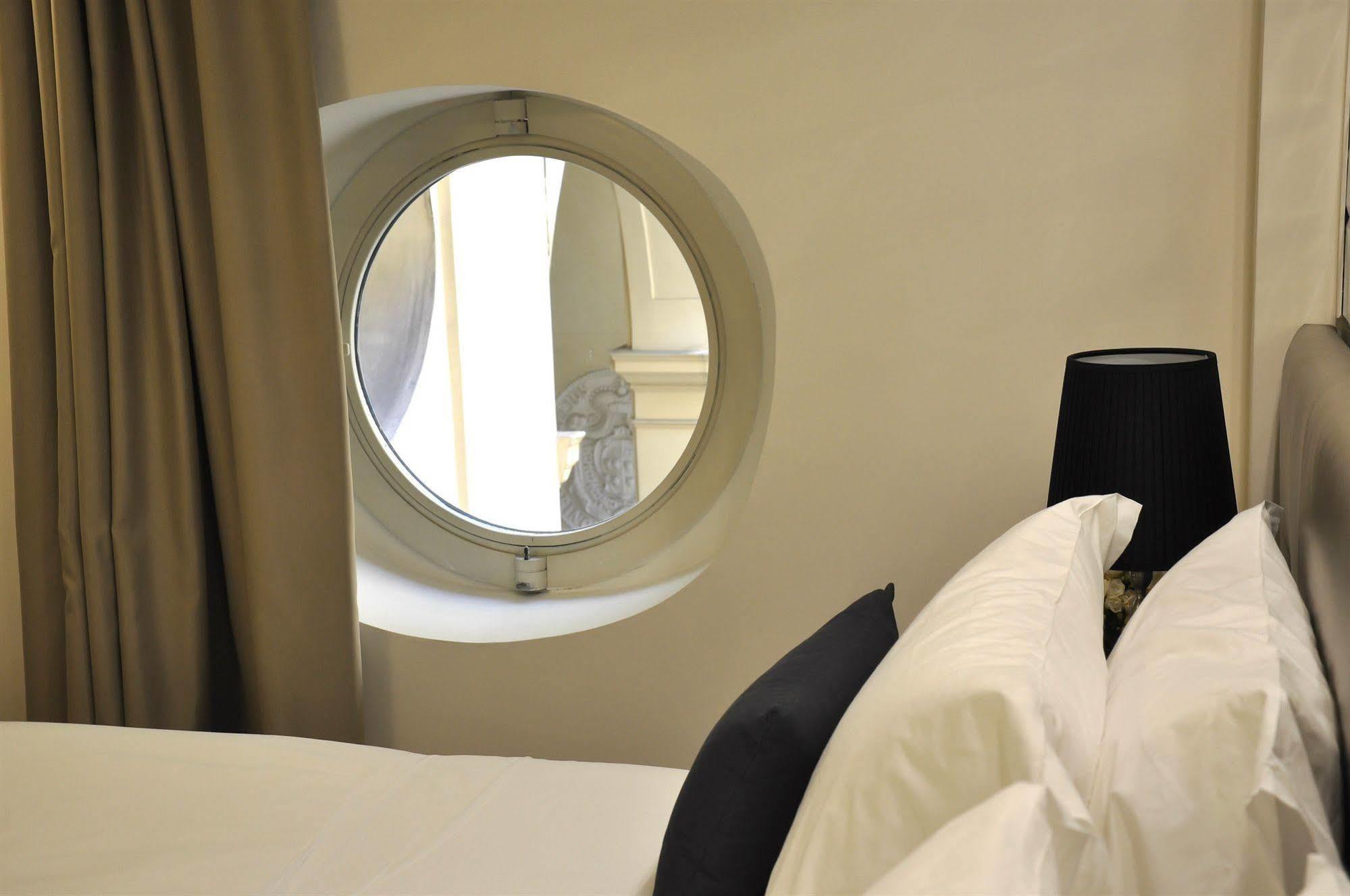 The Royals Experience Bed and Breakfast Napels Buitenkant foto
