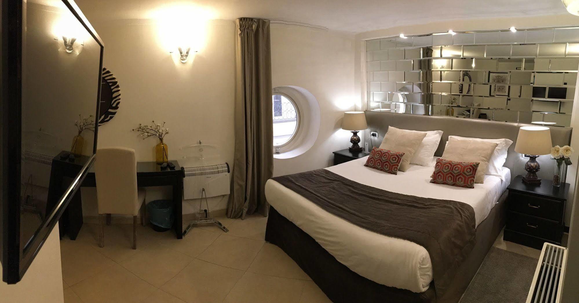 The Royals Experience Bed and Breakfast Napels Buitenkant foto