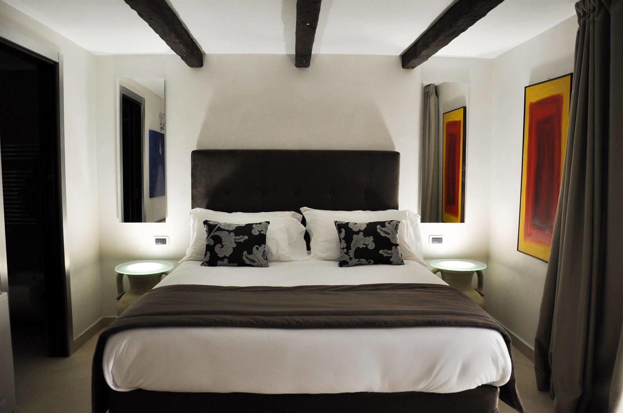The Royals Experience Bed and Breakfast Napels Buitenkant foto